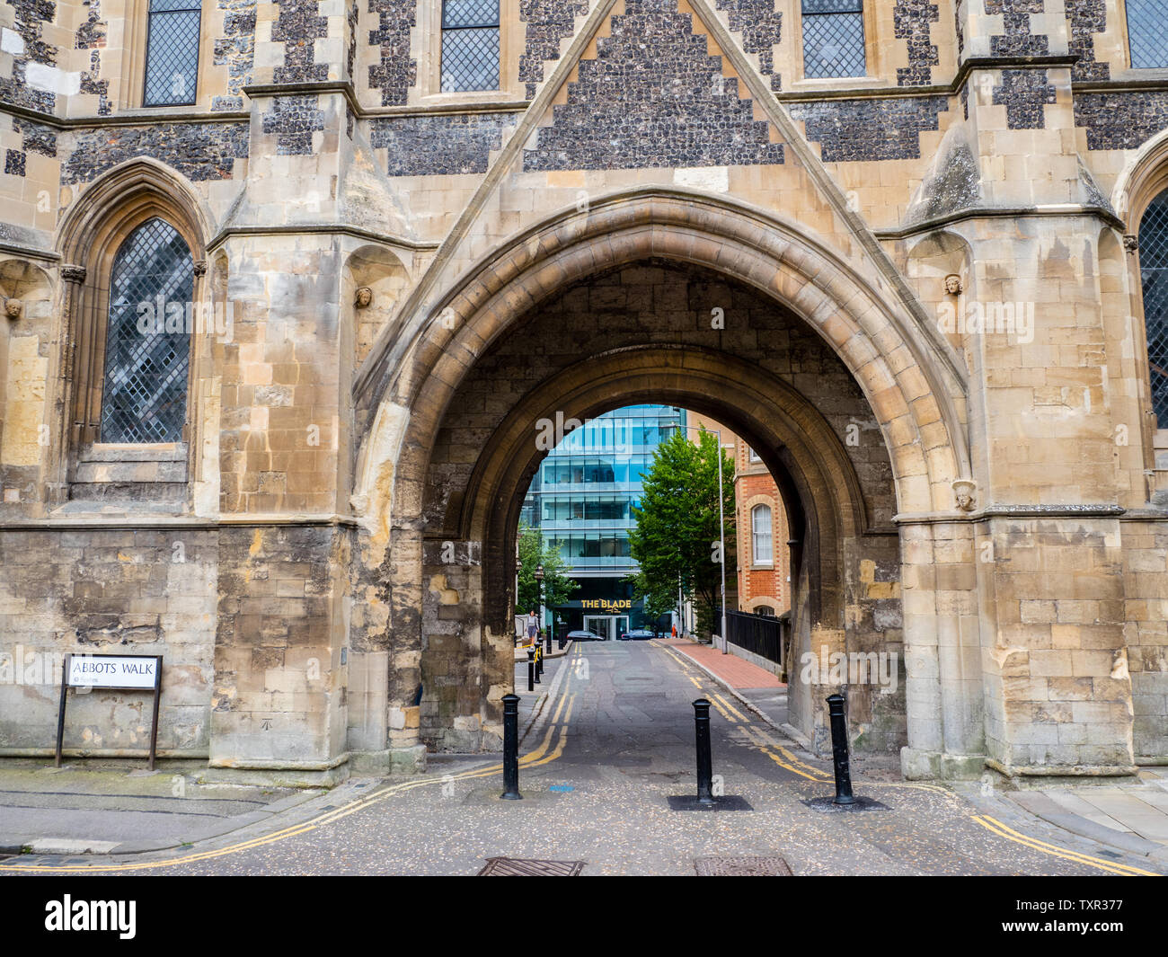 Abbey Gateway with the Blade Building, Abbey Quarter, Reading, Berkshire, England, UK, GB. Stock Photo