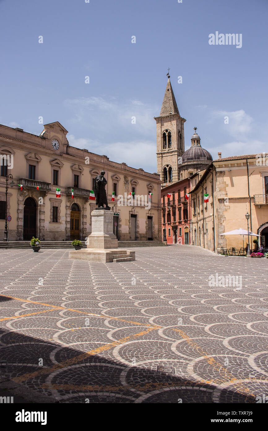 Statue of Ovid, Piazza XX Settembre, Sulmona, Abruzzo Stock Photo