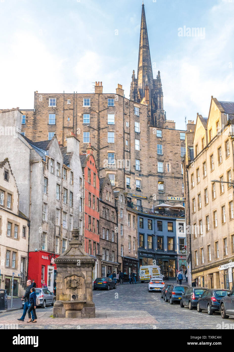 West Bow – a famous multi storey Edinburgh street - which curves around to join historic Victoria Street, with its colourful shopfronts. Scotland, UK. Stock Photo