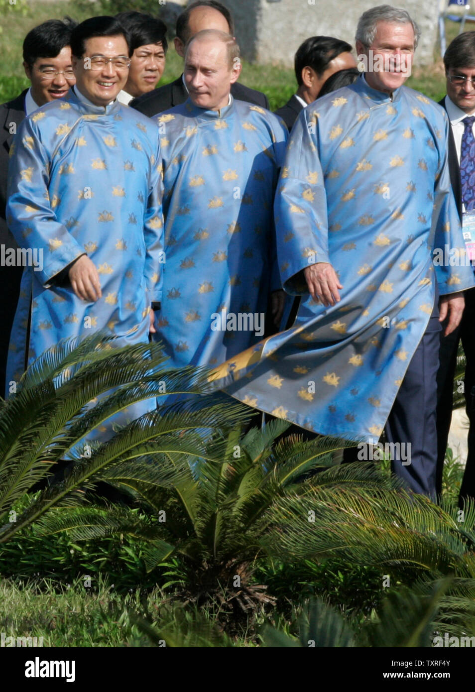 us-president-george-w-bush-r-russian-pre