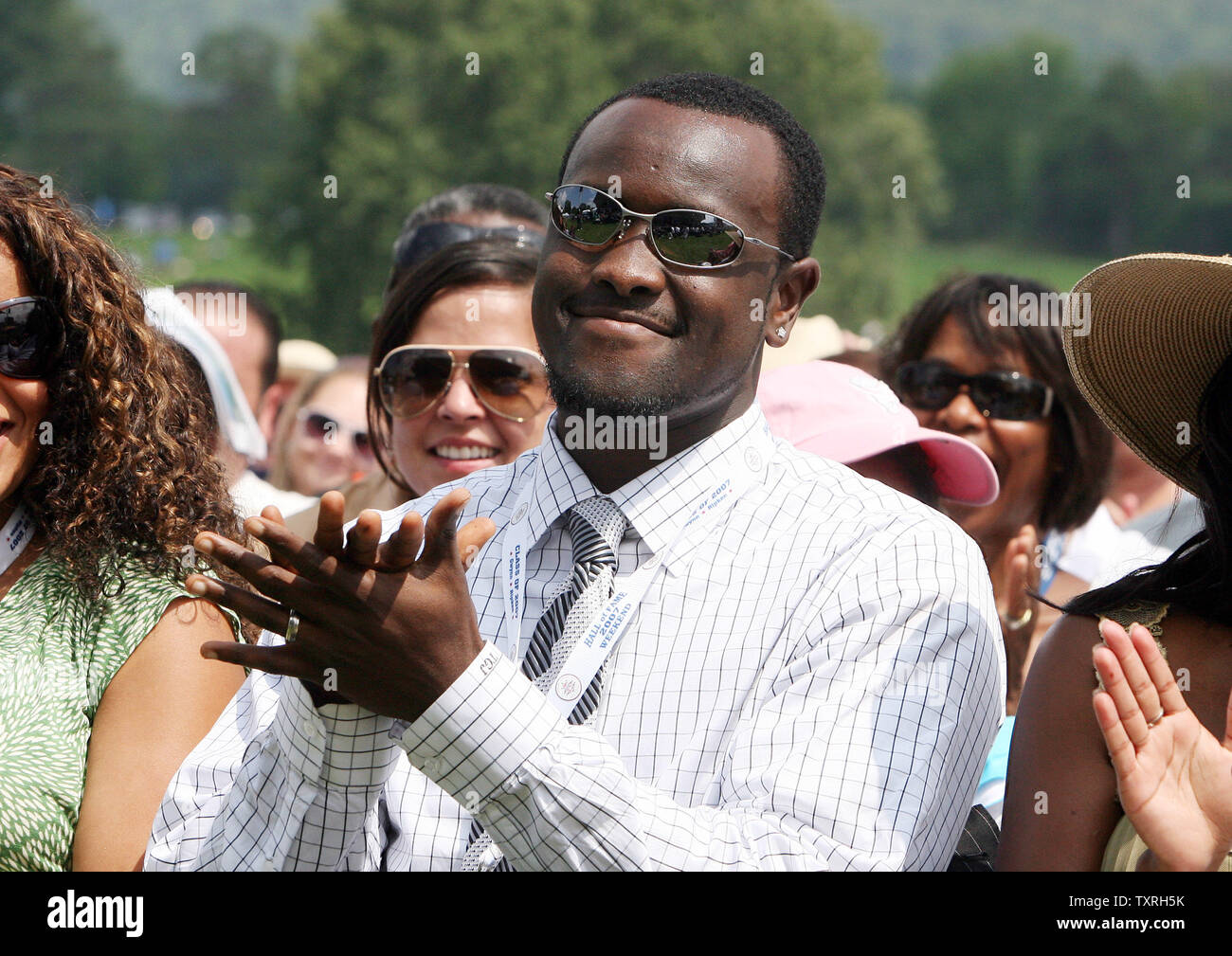 Tony Gwynn Jr., claps for his father, National Baseball Hall of Fame's