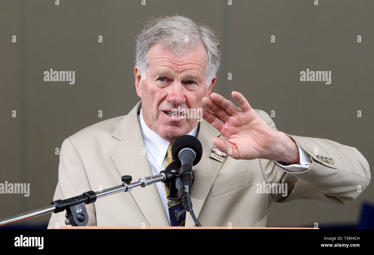 Former NBC baseball announcer Tony Kubek delivers his speech as he