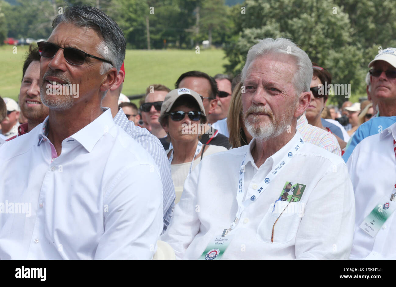 Former St. Louis Cardinals pitching coach Dave Duncan (R) and former