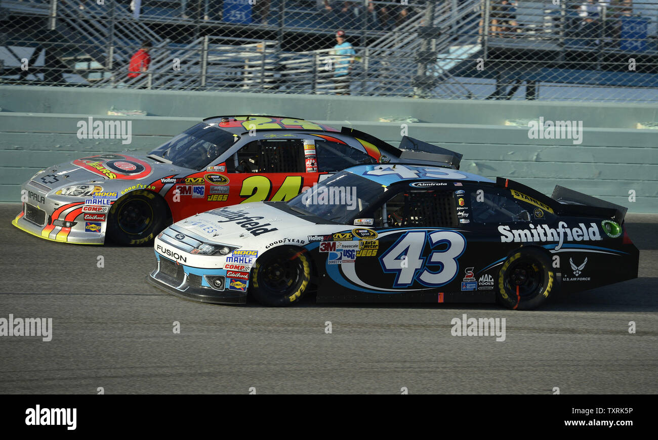 Nascar Sprint Cup Series Championship Ford Ecoboost 400 Racers Compete At The Homestead Miami Speedway As