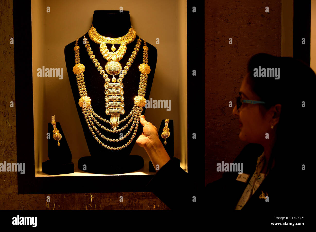Dhaka, Bangladesh. 25th June, 2019. A jewellery set is seen on a gold