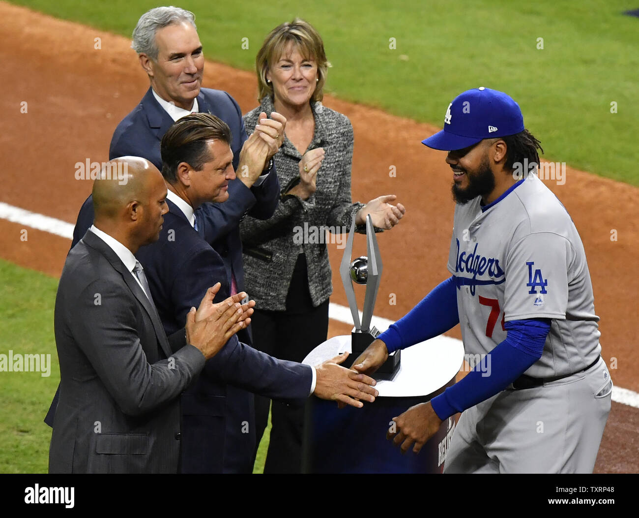 Photo: Dodgers Jansen receives Reliever of the Year award at the World  Series - HOU2017102802 