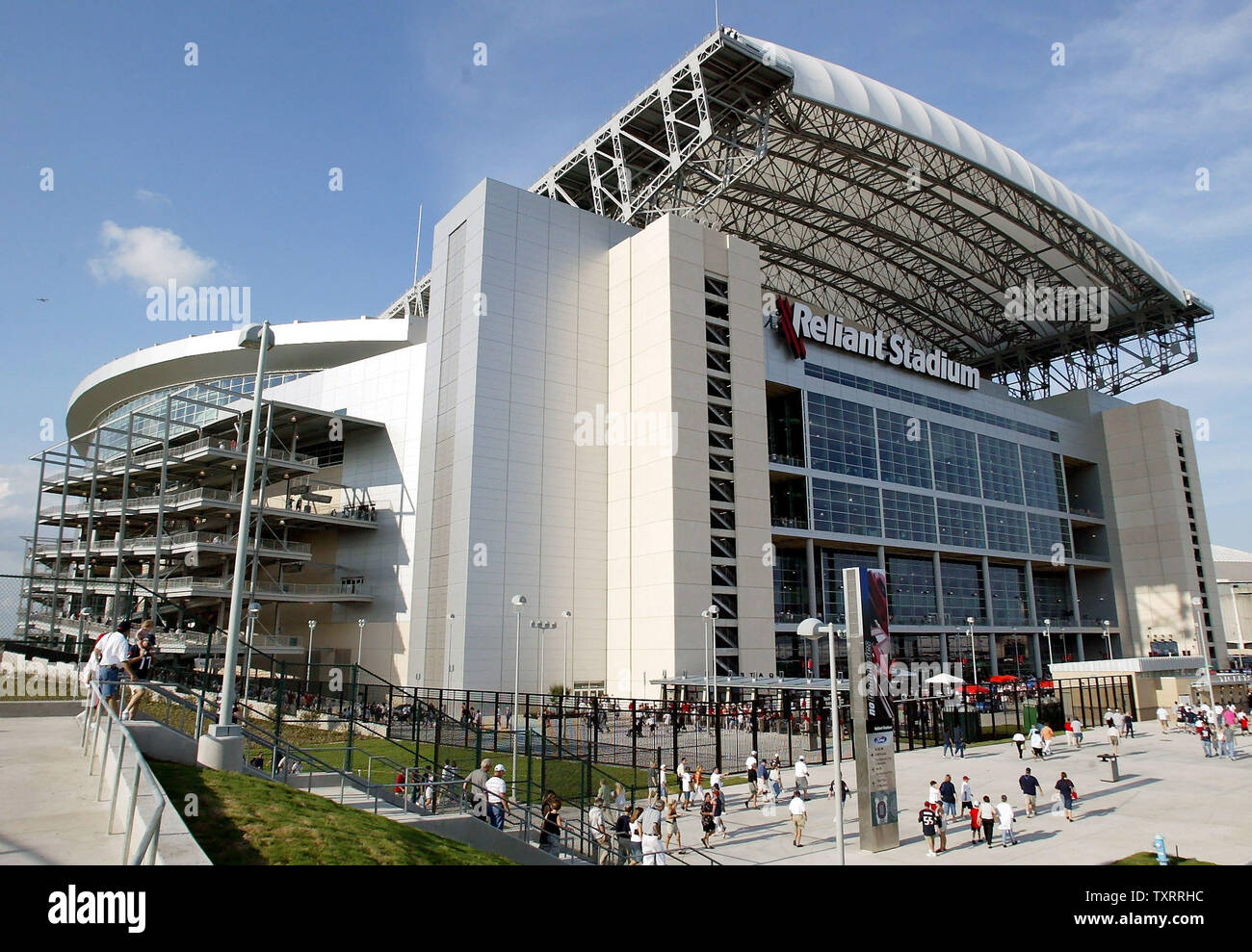 HOUP2002082406 - HOUSTON, Texas, March 5 (UPI) - Fans file into the new Reliant Stadium, home of the Houston Texans on Aug. 24, 2002. One of the features of the stadium is a retractable roof.  Miami won the first game played there 24-3.     mk/jm/Joe  MItchell UPI Stock Photo