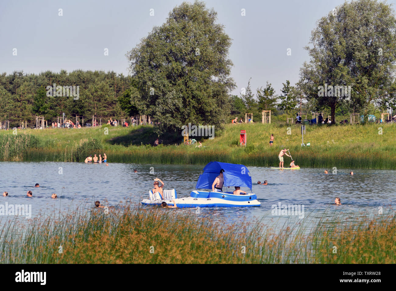 Munich Riem, Deutschland. 25th June, 2019. Hochbetrieb in summer heat ...