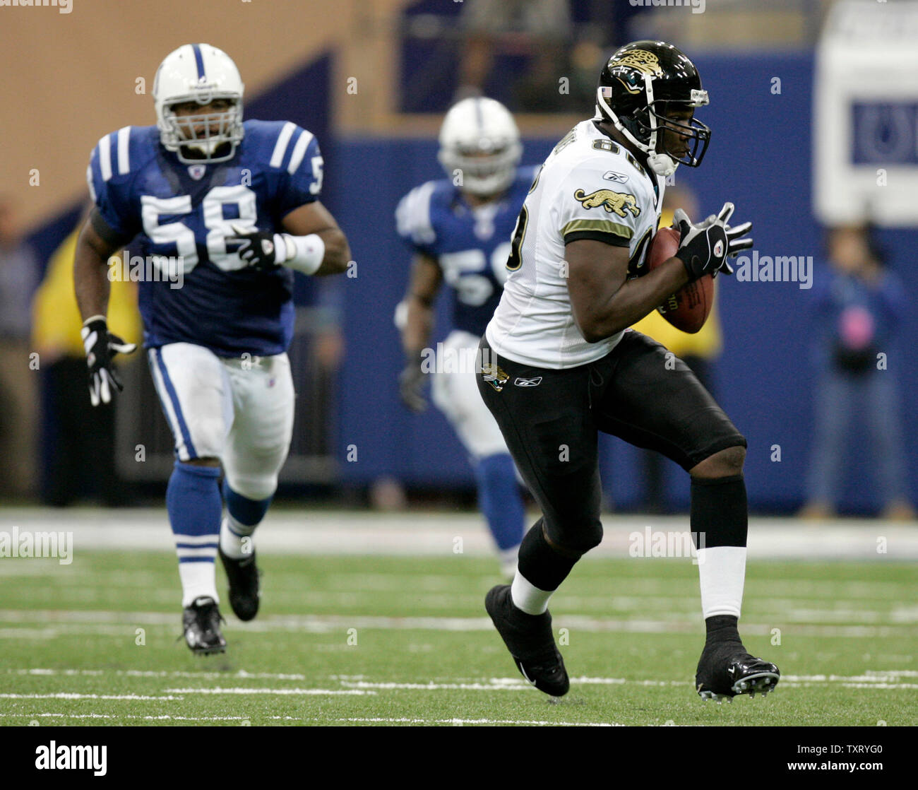 Jacksonville Jaguars running back Fred Taylor (28) makes a cut against the  Indianapolis Colts at the RCA Dome in Indianapolis on September 17, 2006.  (UPI Photo/Mark Cowan Stock Photo - Alamy