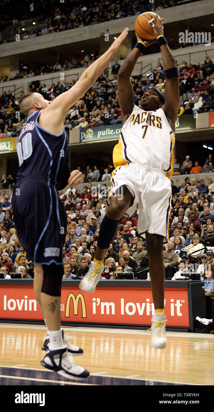 Indiana Pacer Jermaine O'Neal (7) puts up a shot over Utah Jazz center Greg Ostertag (00) during the first half at Conseco Fieldhouse in Indianapolis, In December 16, 2005. (UPI Photo/Mark Cowan) Stock Photo