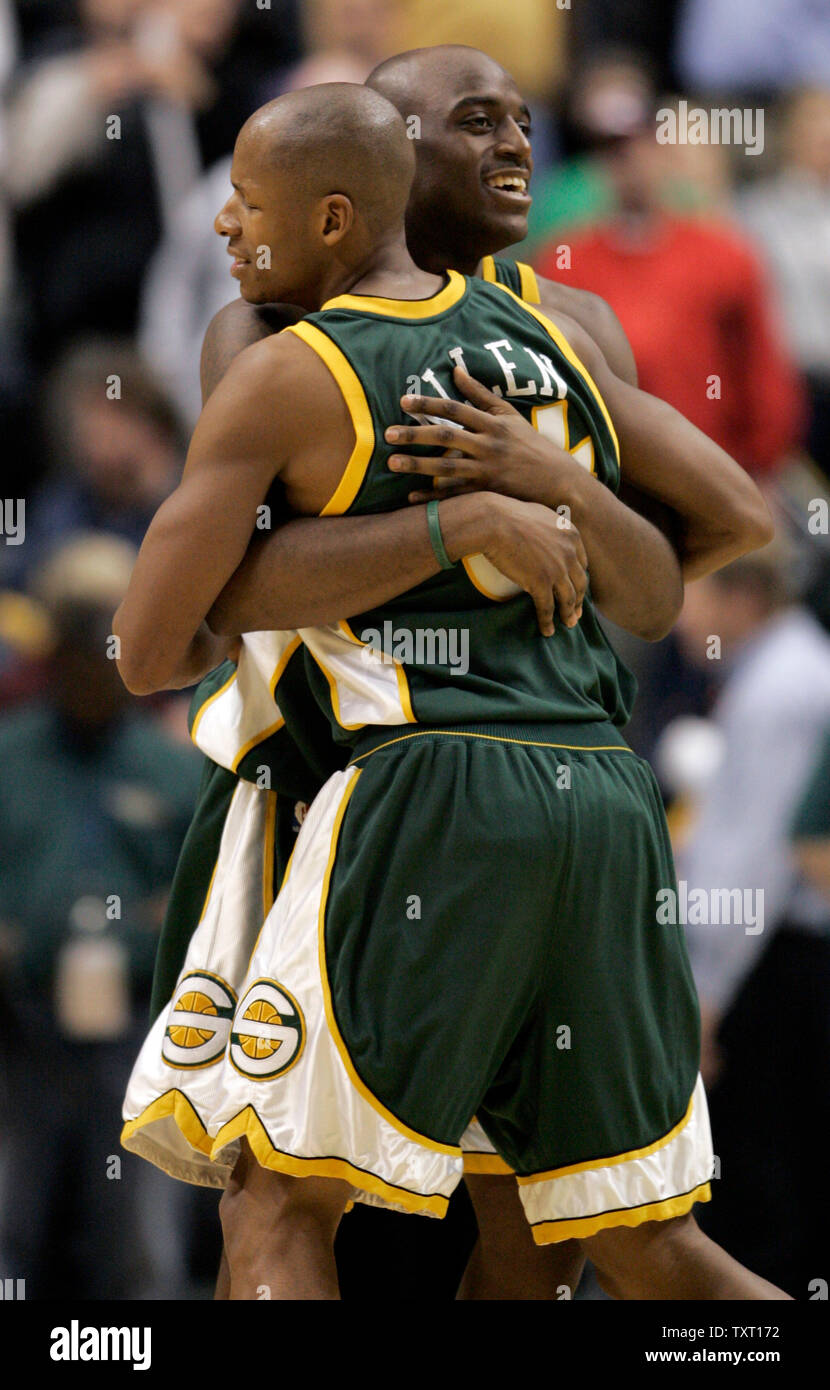 Download Ray Allen in action for the Seattle SuperSonics Wallpaper