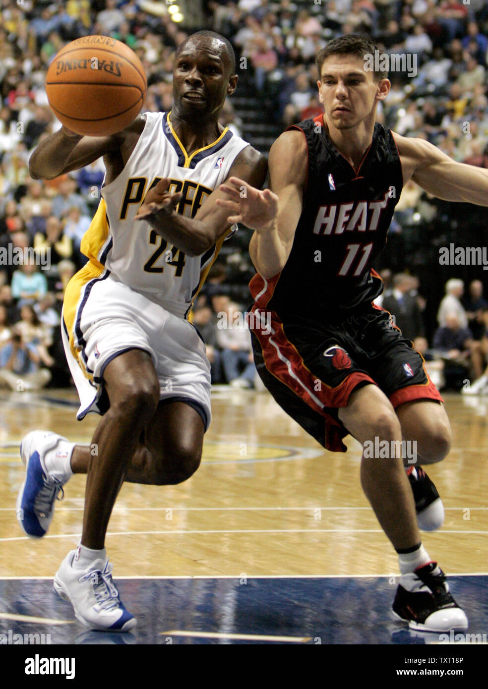 Indiana Pacers guard Darrell Armstrong (24) passes the ball away from Miami  Heat guard Chris Quinn (