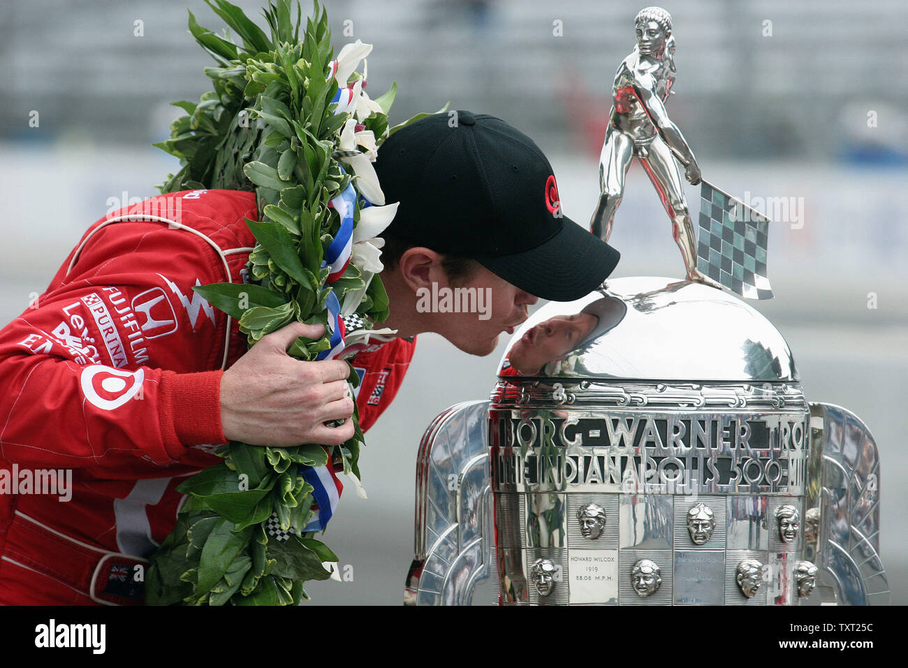 2008 Indianapolis 500 Winner Scott Dixon kisses the Warner trophy