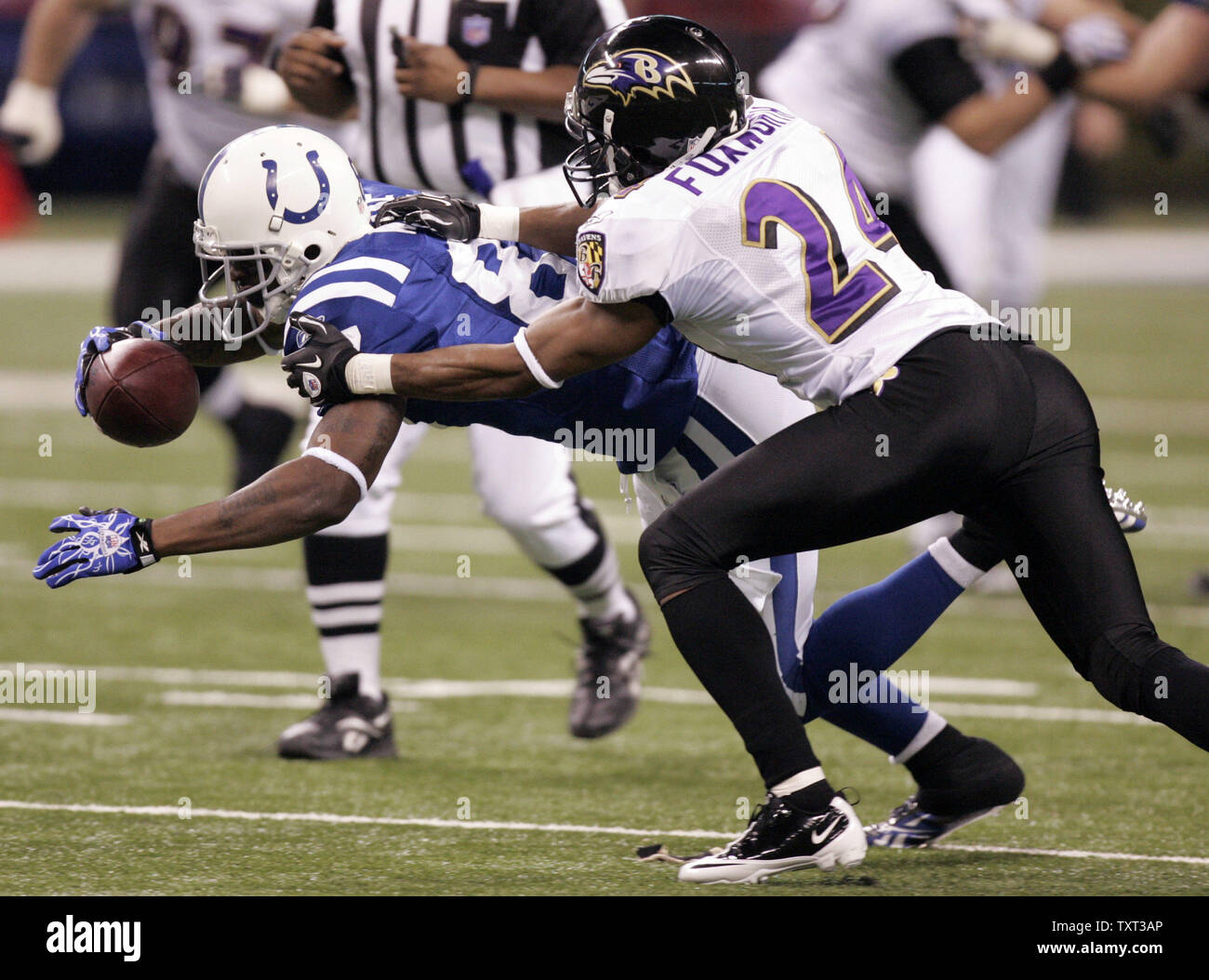 27 December 2009: Baltimore Ravens Domonique Foxworth (24) leaps