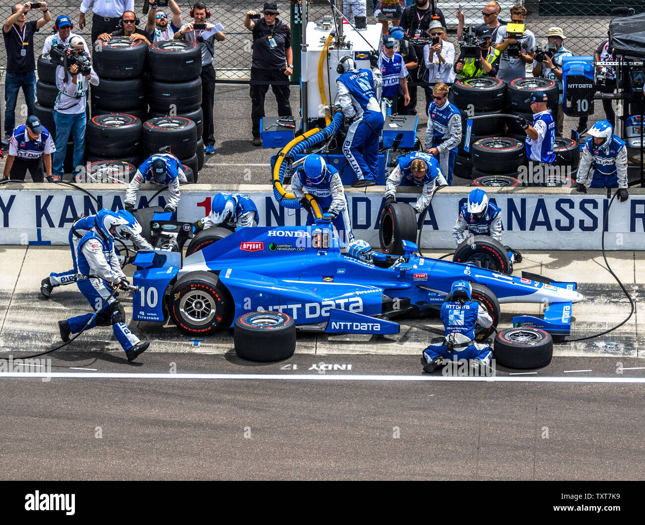 Tony Kanaan Makes His First Pit Stop In The 17 Indianapolis 500 At The Indianapolis Motor Speedway On May 28 17 In Indianapolis Indiana Photo By Edwin Locke Upi Stock Photo Alamy Tony Kanaan Makes His First Pit Stop In The 17 Indianapolis 500 At The Indianapolis Motor Speedway On May 28 17 In Indianapolis Indiana Photo By Edwin Locke Upi Stock Photo Alamy