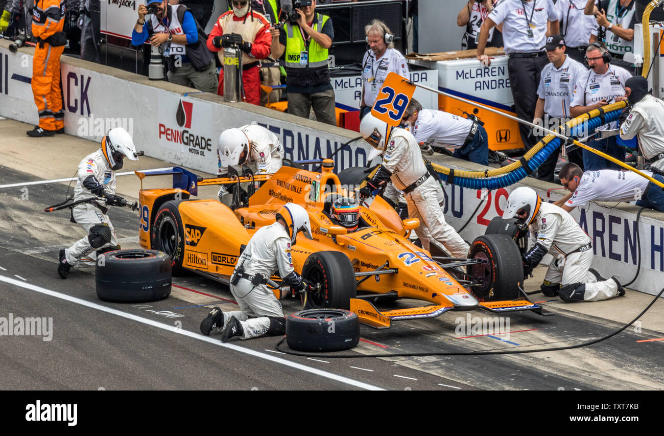 Fernando Alonso Makes His First Pit Stop In The 17 Indianapolis 500 At The Indianapolis Motor Speedway On May 28 17 In Indianapolis Indiana Photo By Edwin Locke Upi Stock Photo Alamy