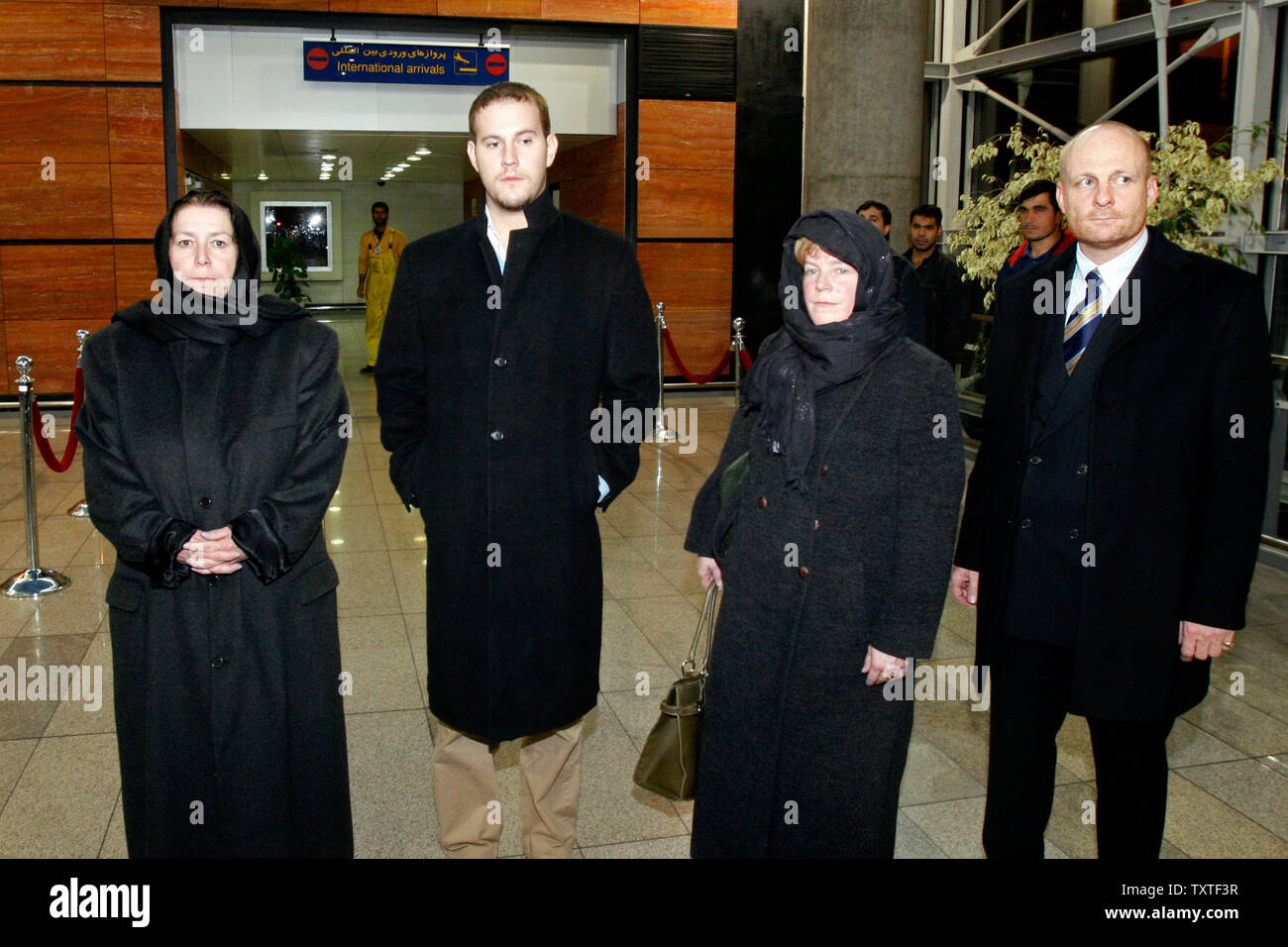 Christine Levinson (L), wife of an ex-FBI agent Robert Levinson who disappeared in Iran in March 2007, her son Daniel (2nd-L), her sister Susan (2nd-R) and an unidentified official from the Swiss embassy (R) are seen after arriving at Imam Khomeini International Airport in Tehran, Iran on December 18, 2007. Robert Levinson went missing while on a business trip to Iran's southern island of Kish and the Iranian government claims they have no information on his whereabouts. (UPI Photo) Stock Photo