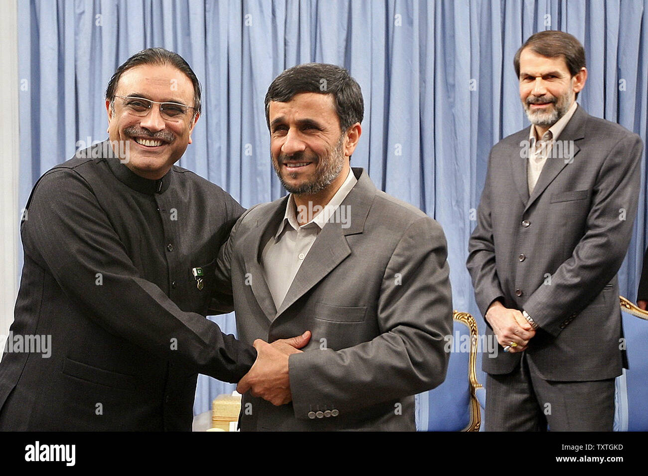 Iranian President Mahmoud Ahmadinejad (C) and Pakistani President Asif Ali Zardari (L) meet, as Iranian Interior Minister Sadeq Mahsouli looks on, in Tehran, Iran on March 10, 2009. (UPI Photo/Iranian President's Office) Stock Photo
