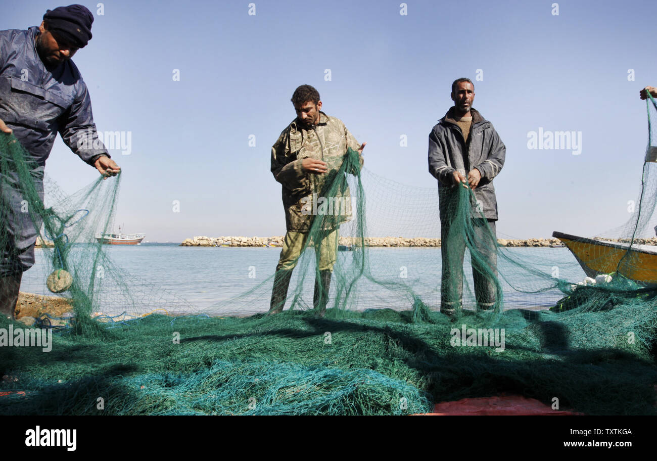 Iranian fishers fix their fishing net on the Iranian Qeshm Island  on December 4, 2011. Qeshm Island is located at southern part of Iran in the Hormoz Strait.     UPI/Maryam Rahmanian Stock Photo