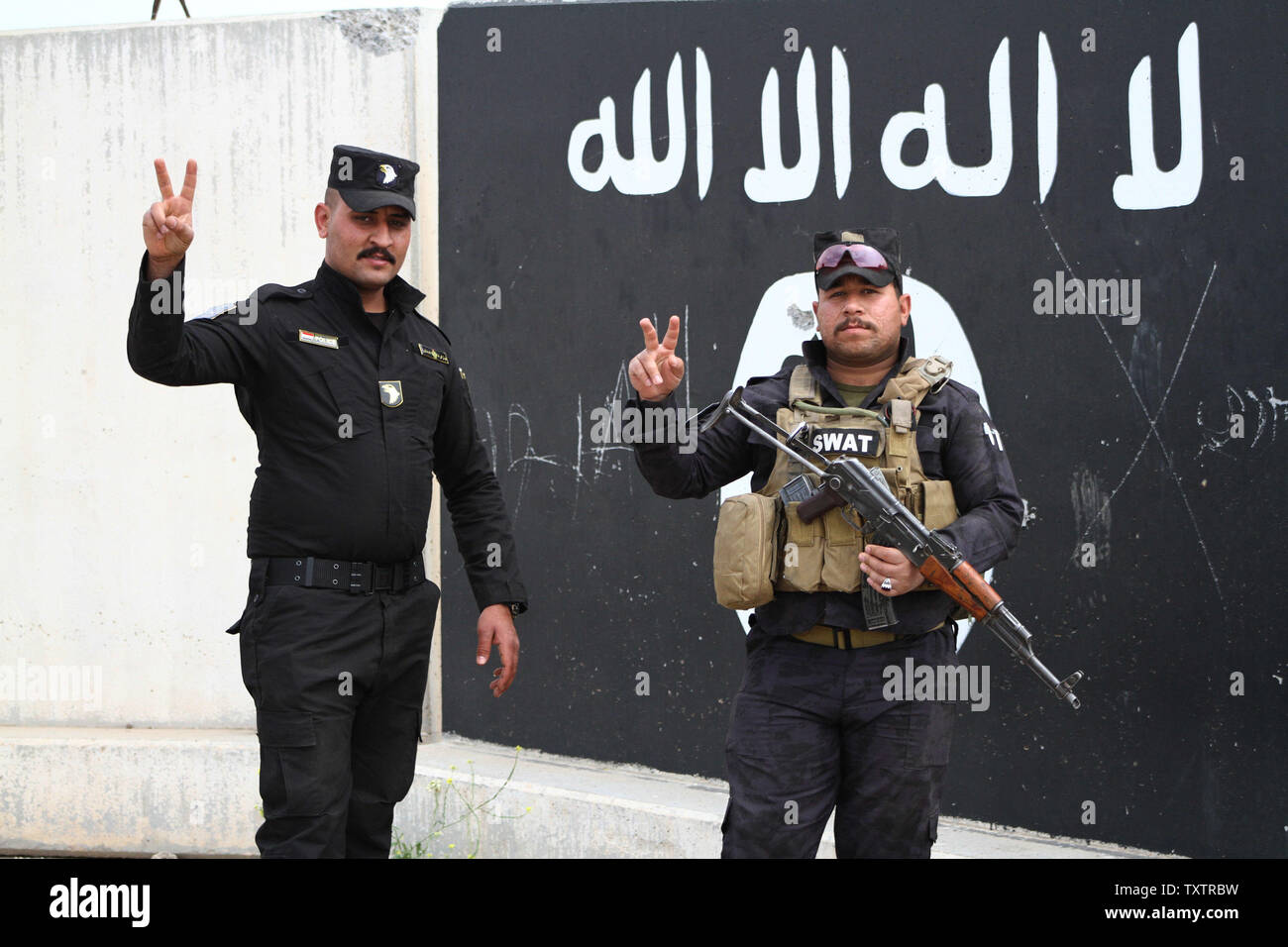 An Iraqi soldiers makes the victory signal in Tikrit on April 1, 2015 ...