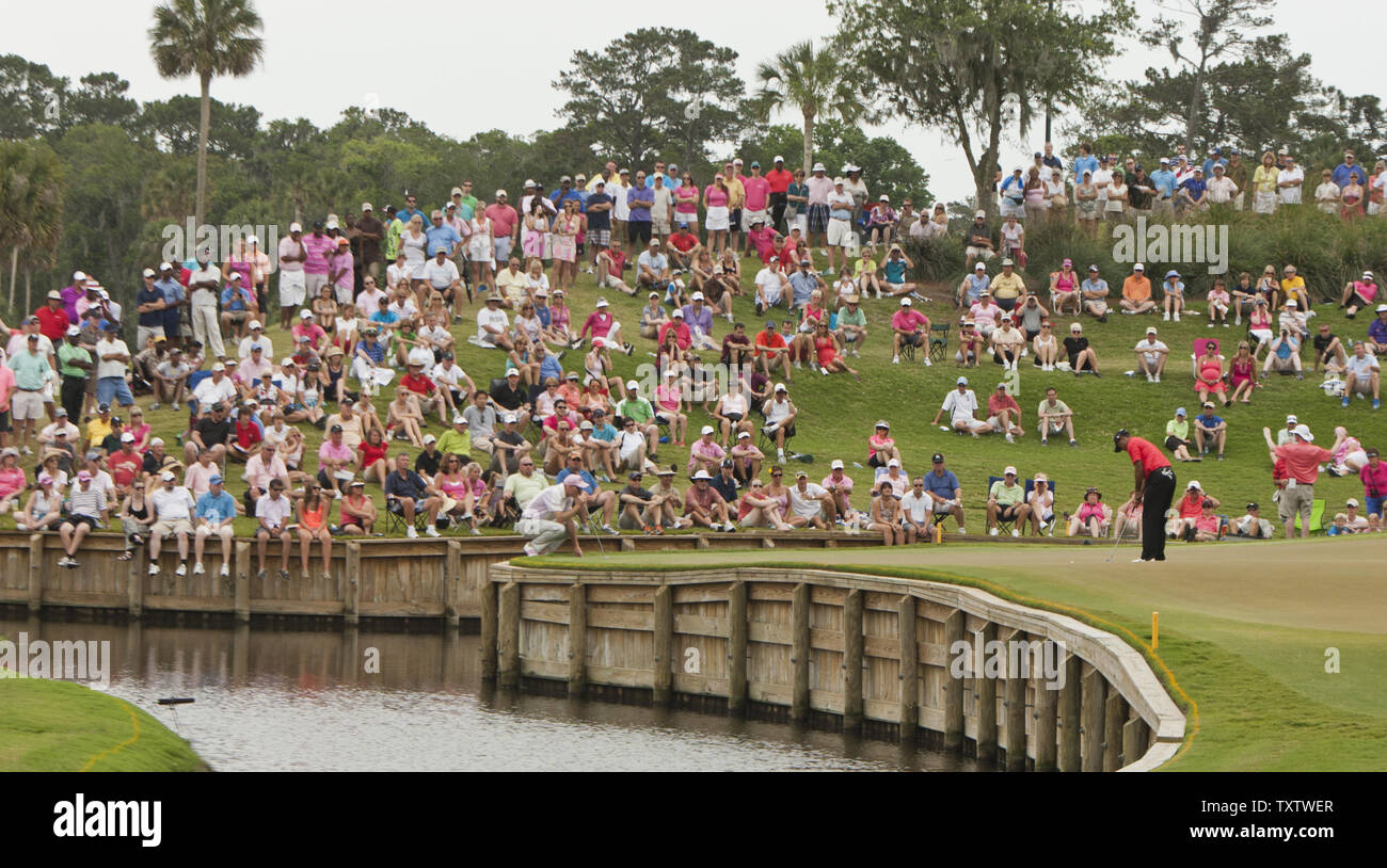 Fans watch tiger woods hi-res stock photography and images