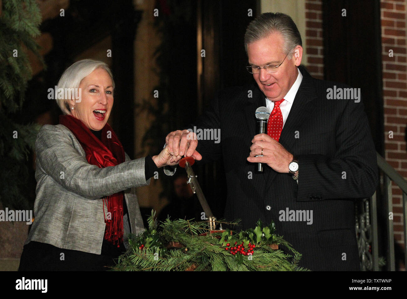 Missouri Governor Jay Nixon and First Lady Nixon count down