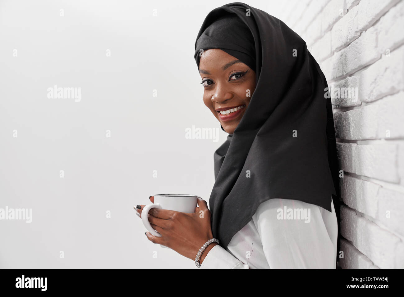 Hijab fashion modern hi-res stock photography and images - Alamy
