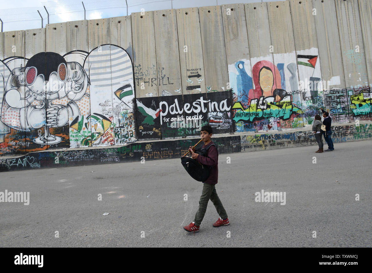 Palestinian Flute Palestinian boy wall hi-res stock photography and images - Alamy