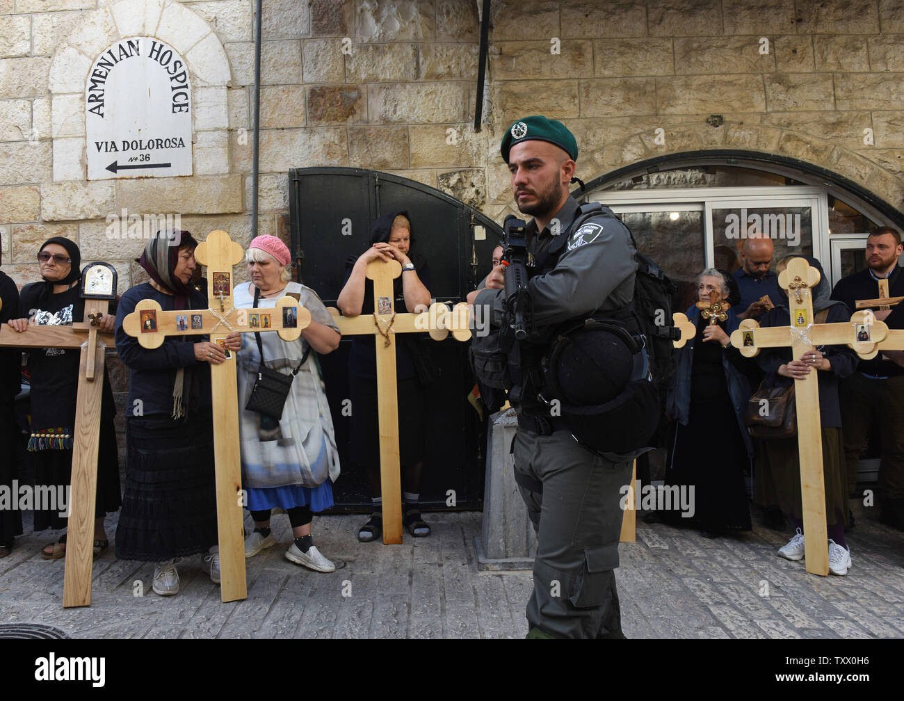 An Israeli border police stands near Orthodox Christians from Serbia ...