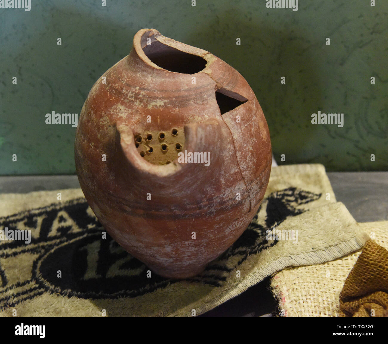 Ancient pottery israel hires stock photography and images Alamy