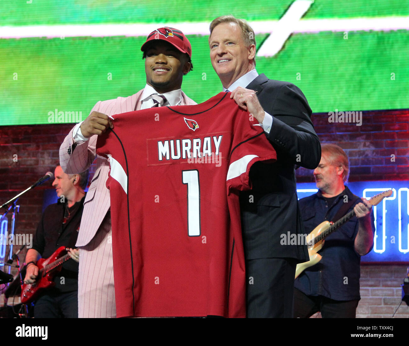 Photo: Quinnen Williams holds up his jersey with NFL Commissioner Roger  Goodell - JPS20190425022 