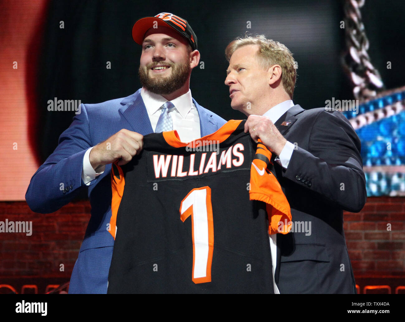 Photo: Noah Fant from Iowa receives a jersey from NFL Commissioner Roger  Goodell - JPS20190425049 