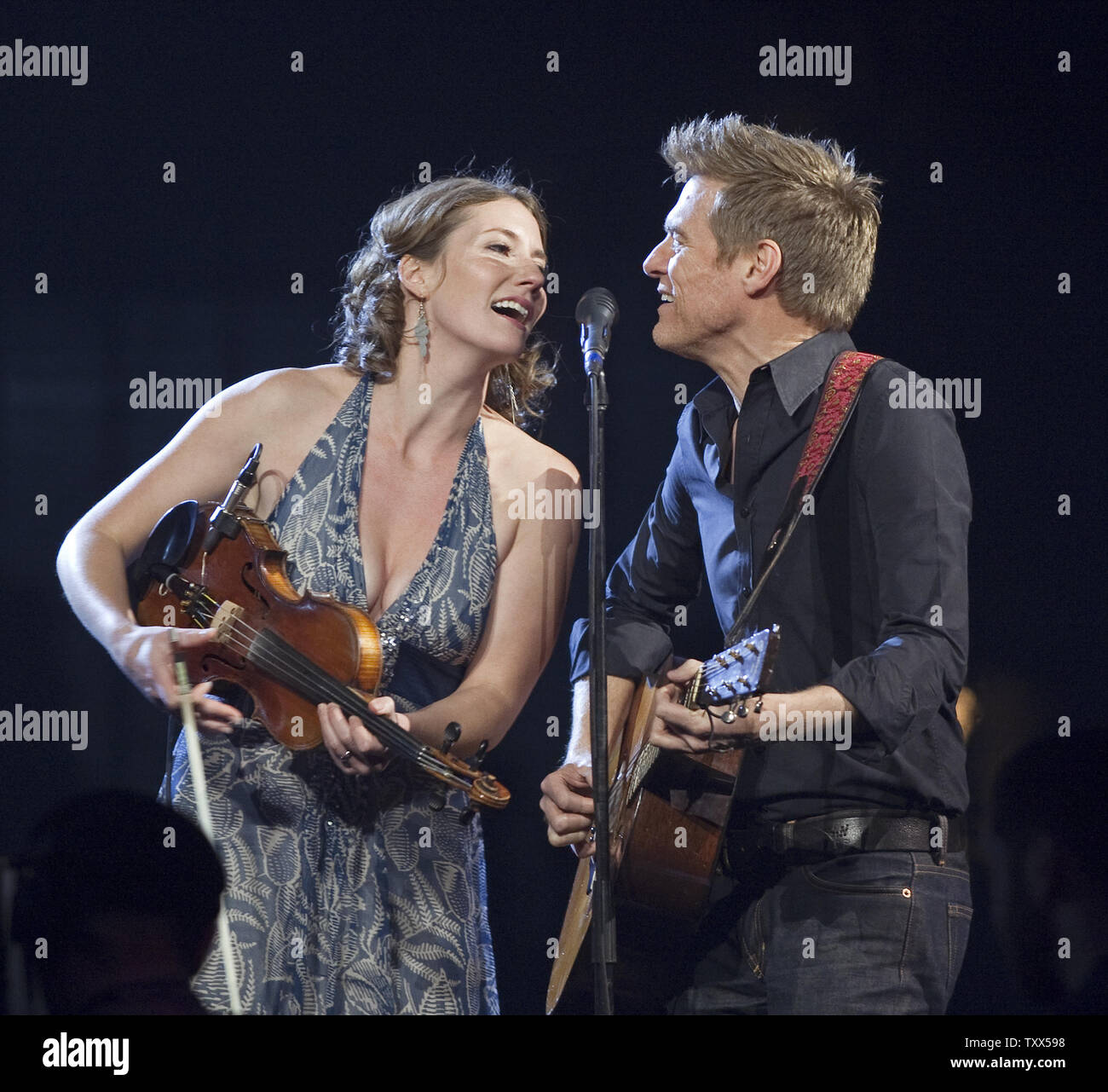 Kathleen Edwards and Bryan Adams perform a duet during the 2009 JUNO