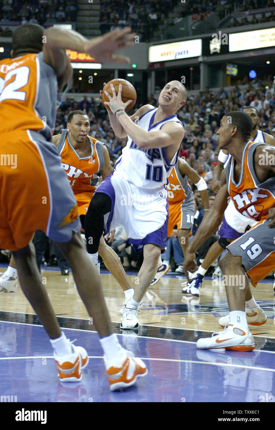 Sacramento Kings Mike Bibby (10) drives to the basket, against the Phoenix Suns, at Arco Arena, in Sacramento, California, on April 11, 2006. The Suns beat the Kings 123-110.  (UPI Photo/Ken James) Stock Photo