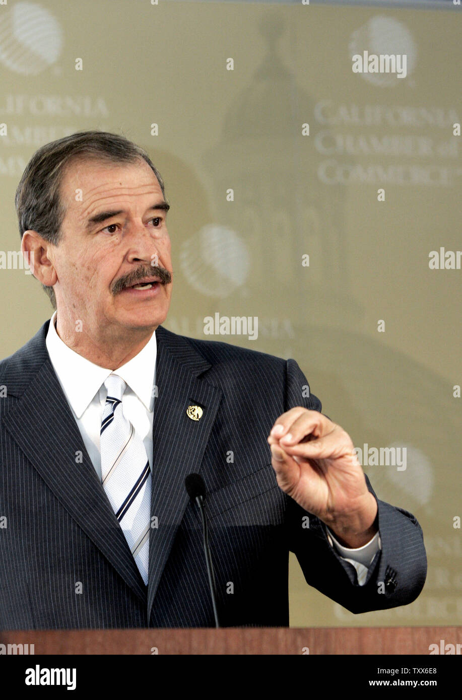 Mexican President Vicente Fox gestures as he speaks at the California Chamber of Commerce in Sacramento, California, on May 26, 2006.  Fox praised the U.S. Senate for passing an immigration bill calling it, a 'monumental step forward' that marks a historic moment in the relationship between Mexico and the United States.  (UPI Photo/Rich Pedroncelli, POOL) Stock Photo