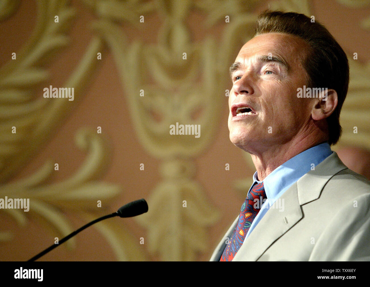 Governor arnold schwarzenegger signing hi-res stock photography and