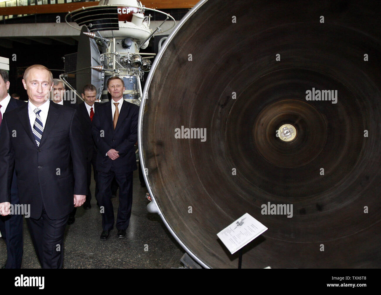 Russian President Vladimir Putin (L) and First Deputy Prime Minister ...