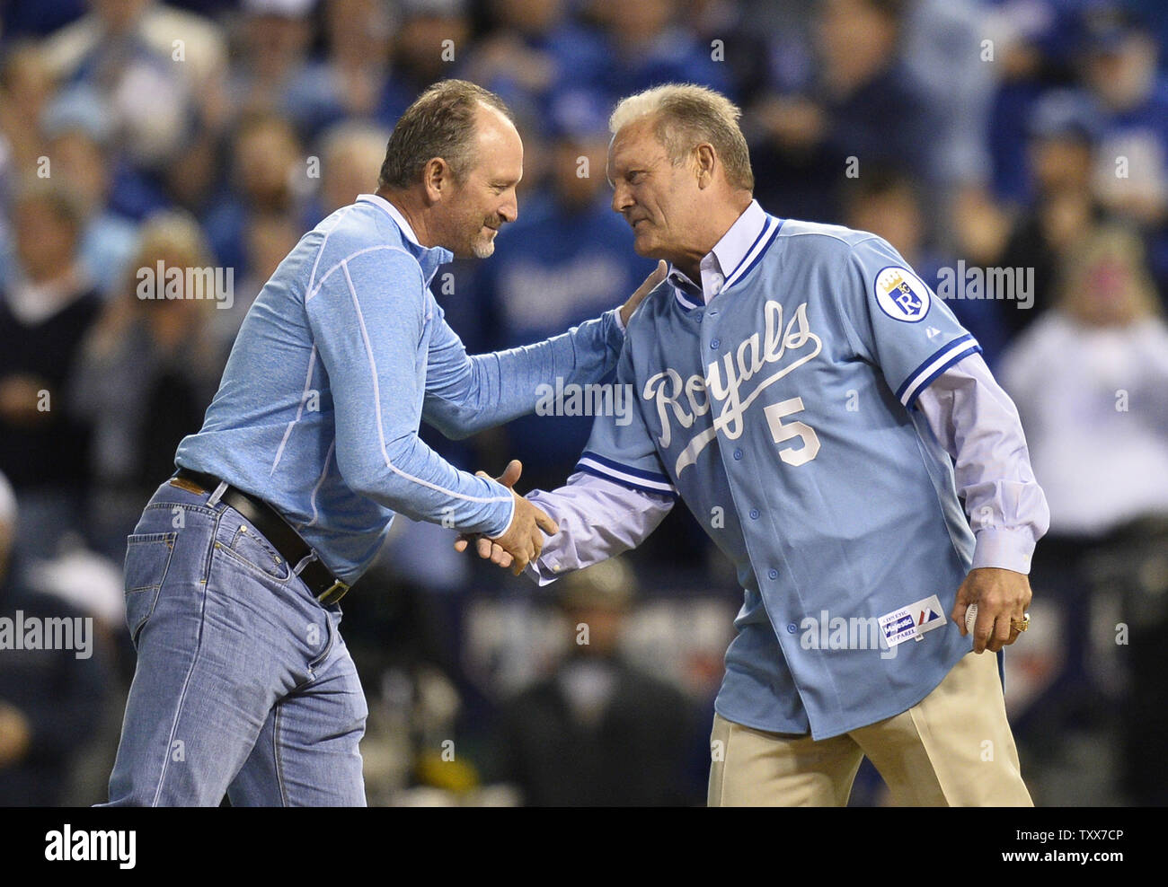 Royals' greats Bret Saberhagen and George Brett shake hands before