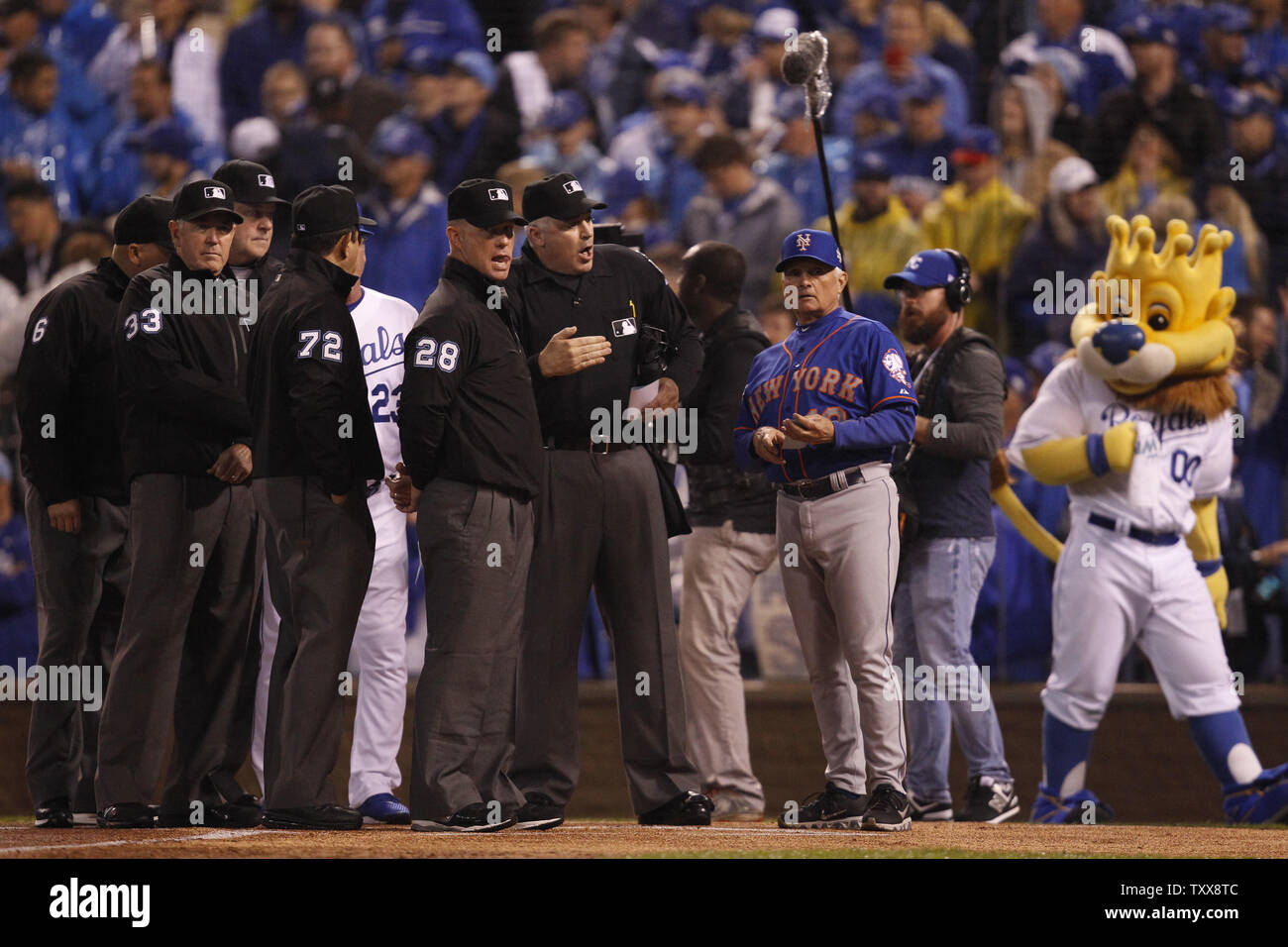The umpires go over the stadium with New York Mets manager Terry ...