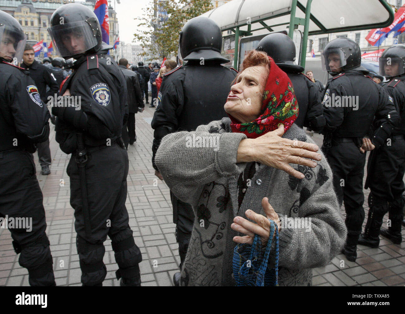 An old woman attends an anti-nationalist rally in Kiev on October 14, 2006. Police broke up clashes between socialists and nationalists marking the anniversary of the Ukrainian Insurgent Army (UPA). The UPA fought both Nazi invaders and Soviet forces during World War II. (UPI Photo/Sergey Starostenko) . Stock Photo