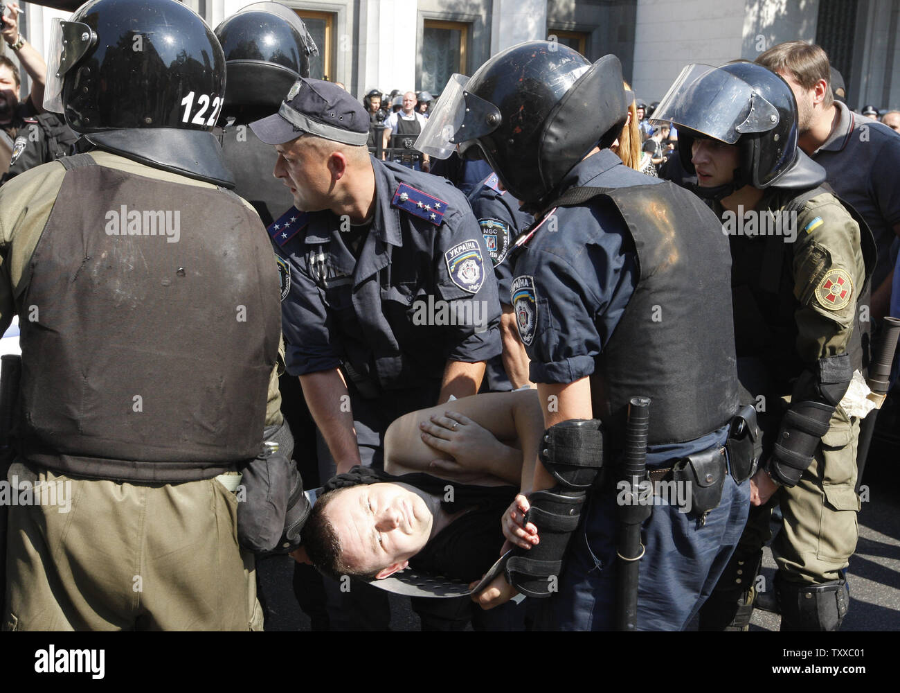 Hundreds of riot police man hi-res stock photography and images - Alamy