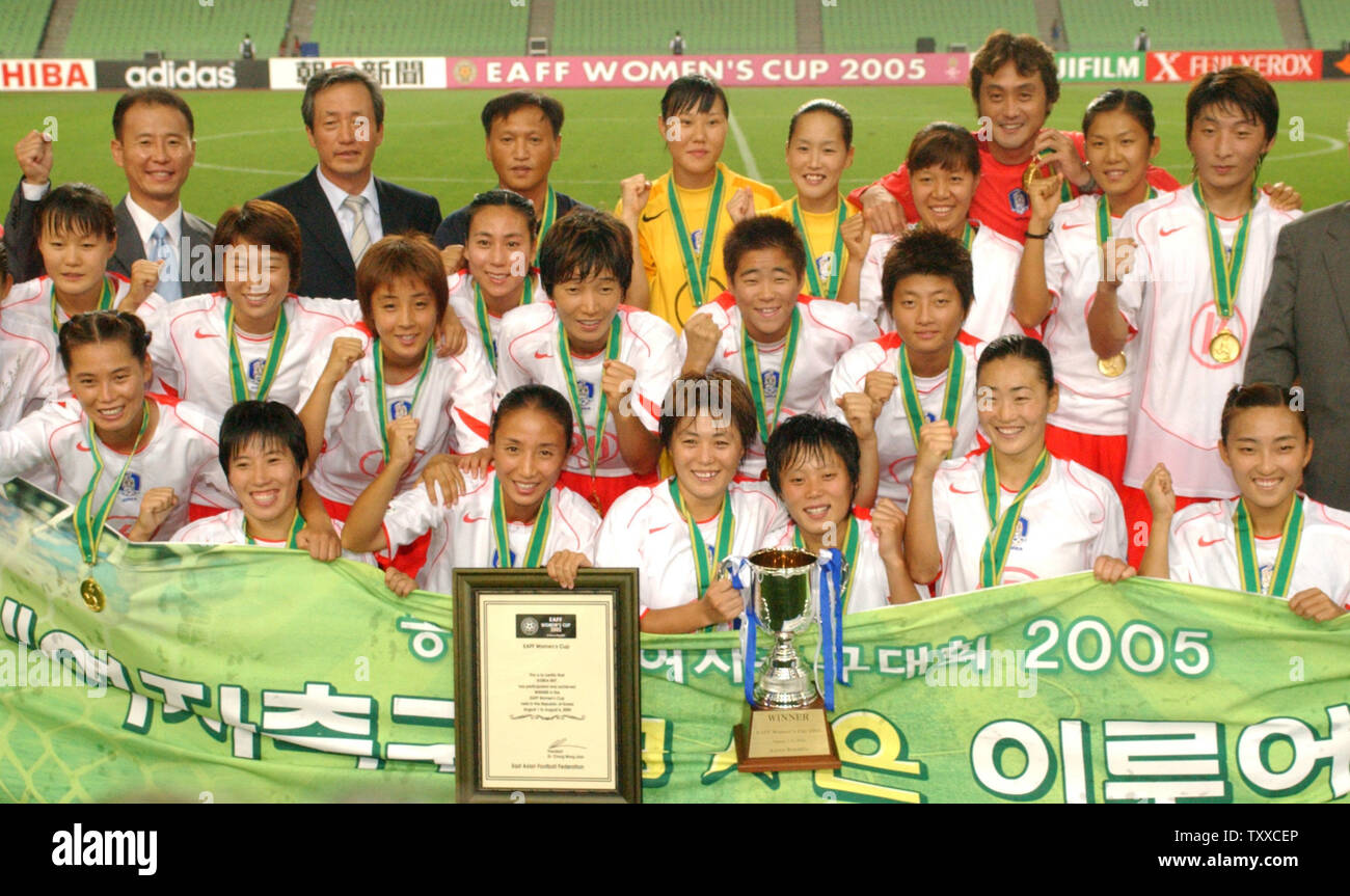 South Korean women's team players pose for camera after closing