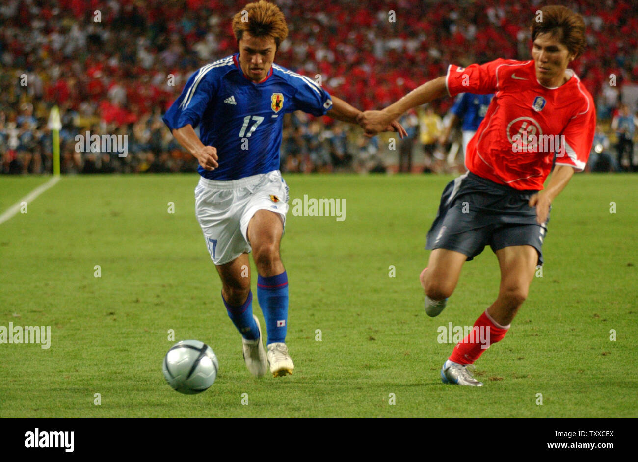 Yuichi Komano (DF, L) of the Japan, and Kim Dong Jin (MF,R) of the South Korea, battle for the ball during the East Asian Football Championship Final Competition 2005 at the Daegu World Cup Stadium, Daegu, South Korea, on August 7, 2005. (UPI Photo/Keizo Mori) Stock Photo