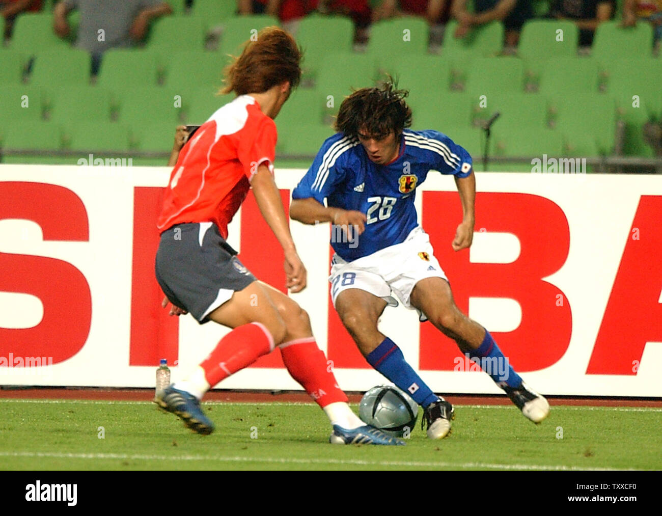 Keiji Tamada (FW,R) of the Japan, dribbles a ball to break the South Korean defense line during the East Asian Football Championship Final Competition 2005 at the Daegu World Cup Stadium, Daegu, South Korea, on August 7, 2005. (UPI Photo/Keizo Mori) Stock Photo