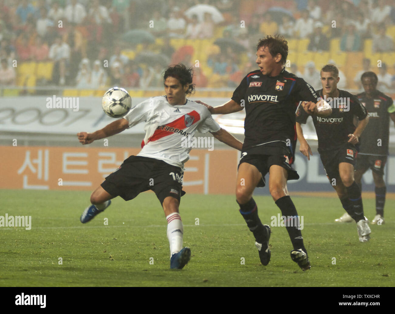Falcao (L) of River Plate, Argentine, and Sandy Paillot (R) of Lyonnais, France, battle for the ball in the second half on the sixth day of the Peace Cup Korea 2007 at the Suwon Worldcup Stadium, South Korea, on July 19, 2007. Lyonnais beat River Plate 3-1. (UPI Photo/Keizo Mori) Stock Photo