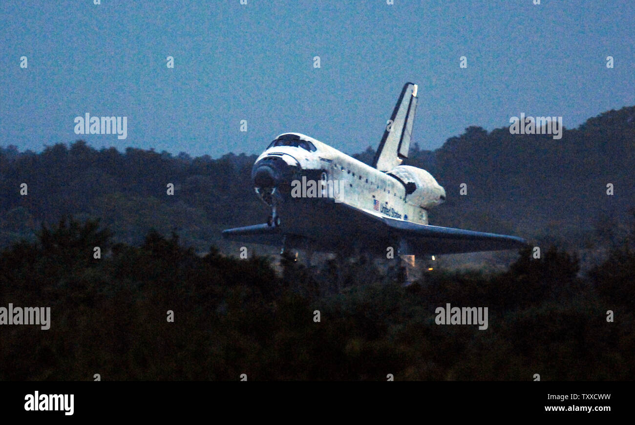 The Space Shuttle Discovery lands at the Kennedy Space Center, Florida ...