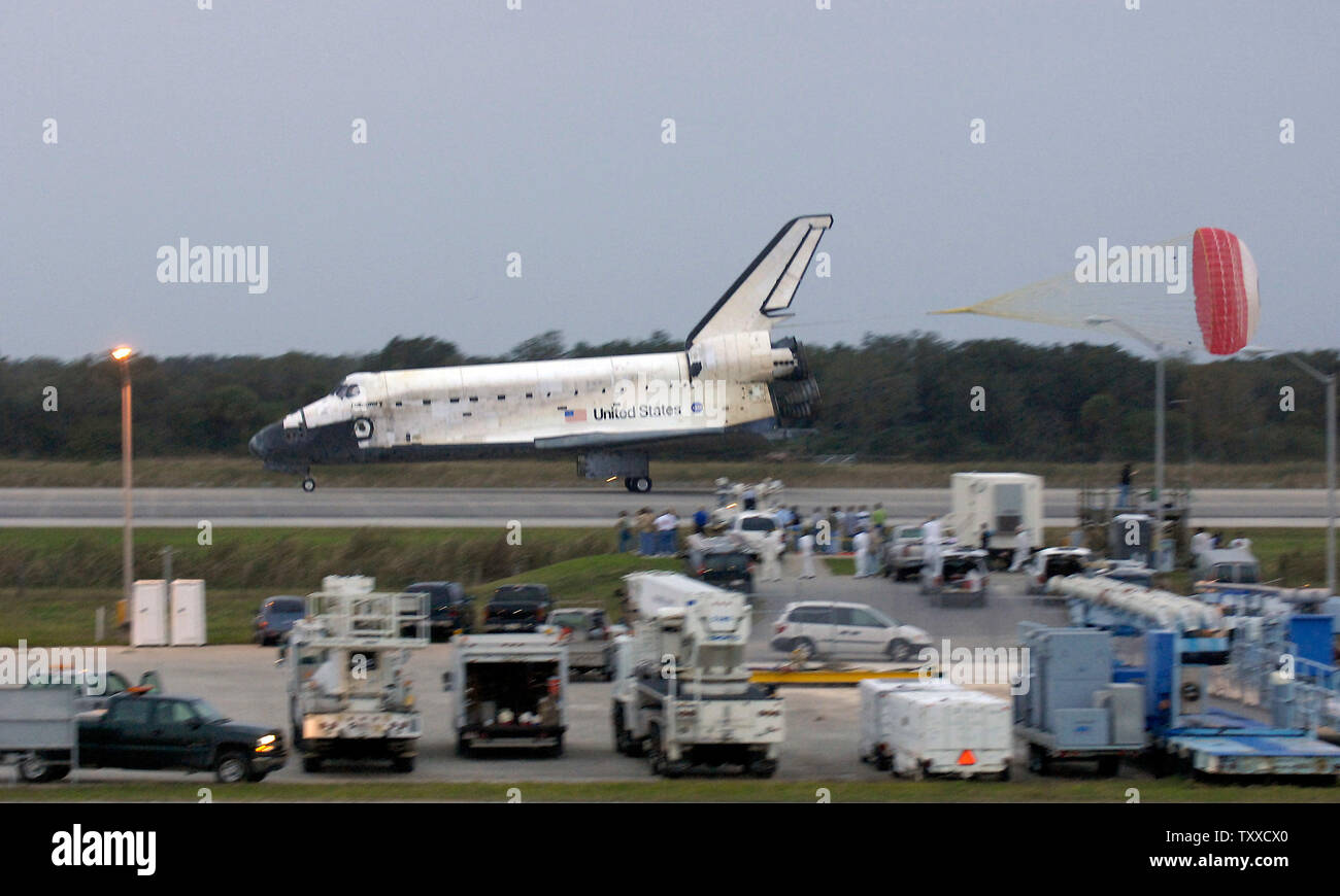 The Space Shuttle Discovery lands at the Kennedy Space Center, Florida ...