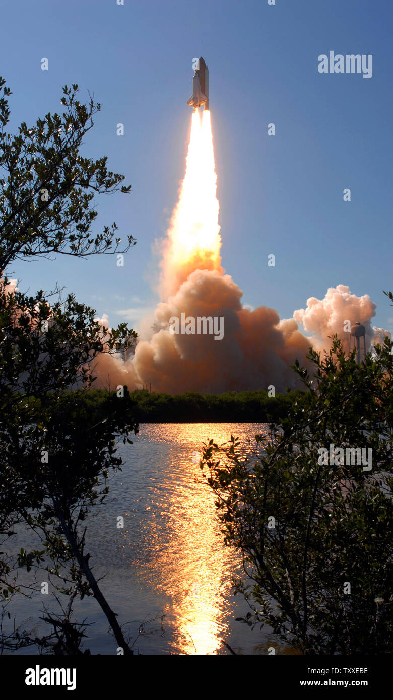 NASA's Space Shuttle Discovery launches at 5:02 PM from Launch Complex ...