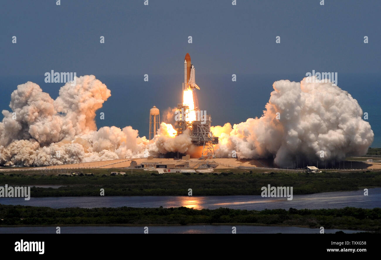 Space Shuttle Atlantis lifts off from launch pad 39A with a six-member ...