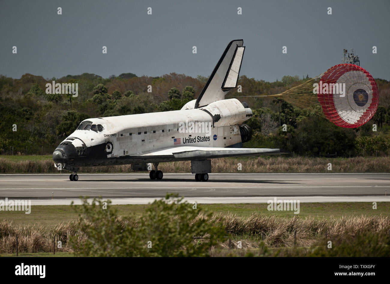 Space shuttle landing final time hi-res stock photography and images ...